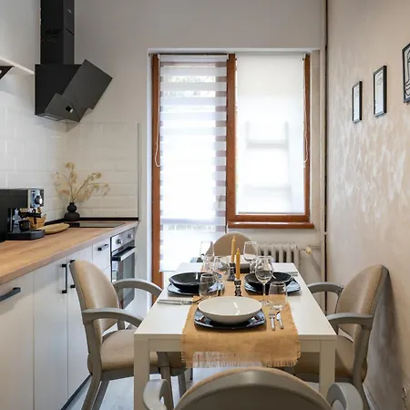Beautiful Two-bedroom In City Center アパート *